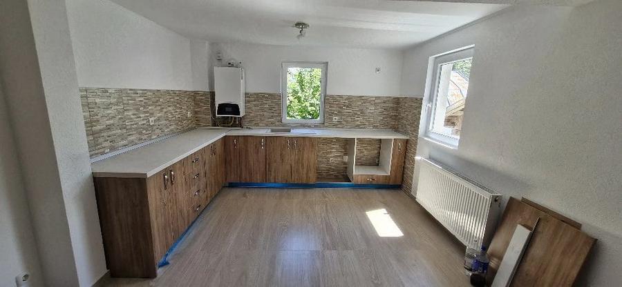 Casă cu 8 camere cu Teren 540 Mp în Poiana Țapului