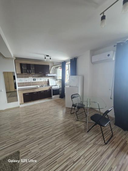 Garsonieră decomandată în Roșu