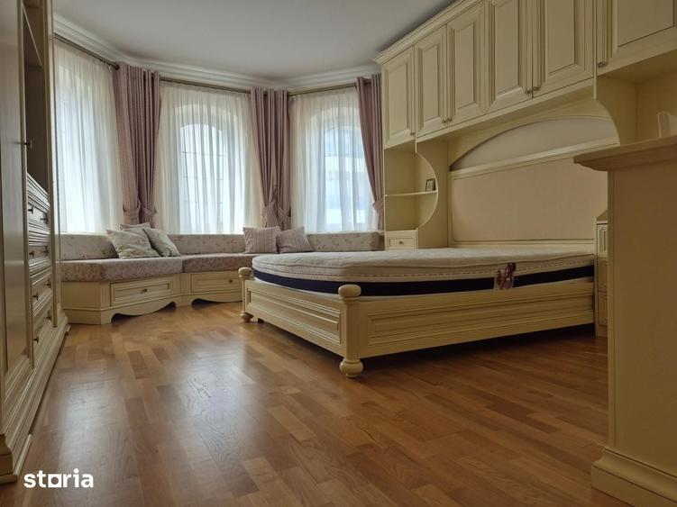 Casă cu 8 camere cu Teren 1100 Mp în Central