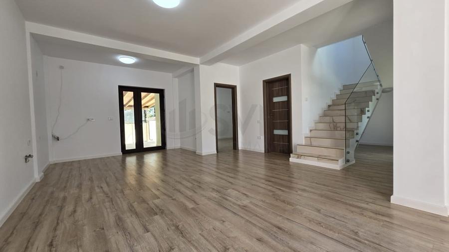 Casă individuală cu 5 camere cu Canalizare în Tunari