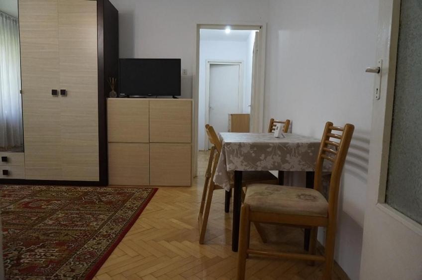 Apartament cu 3 camere semidecomandat, mobilat în Girocului