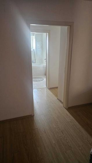 Apartament cu 3 camere decomandat în 1 Decembrie