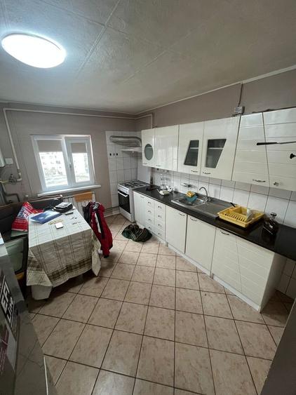 Apartament cu 3 camere decomandat, mobilat în Faleza Nord