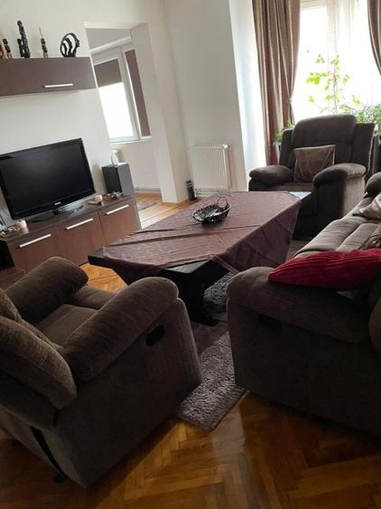 Casă individuală cu 8 camere cu Canalizare în Central