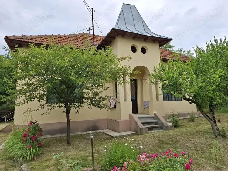 Casă cu 4 camere cu Teren 2000 Mp în Central