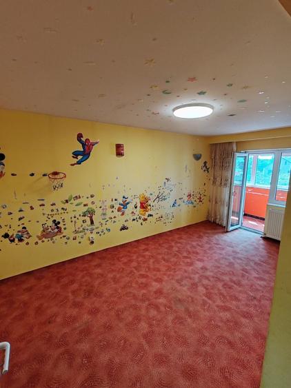 Apartament cu 3 camere decomandat în 1 Decembrie