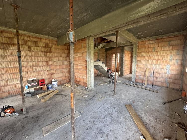 Casă individuală cu 4 camere cu Canalizare în Sânmihaiu Român