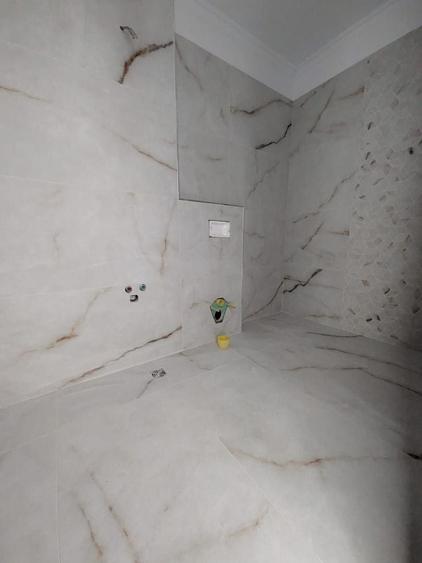 Apartament cu 4 camere semidecomandat în Florești