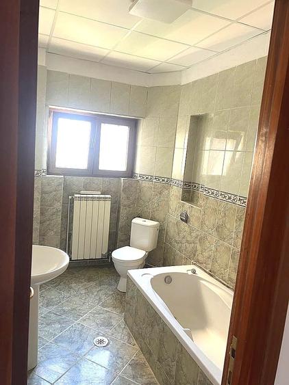 Apartament cu 6 camere decomandat în Dacia