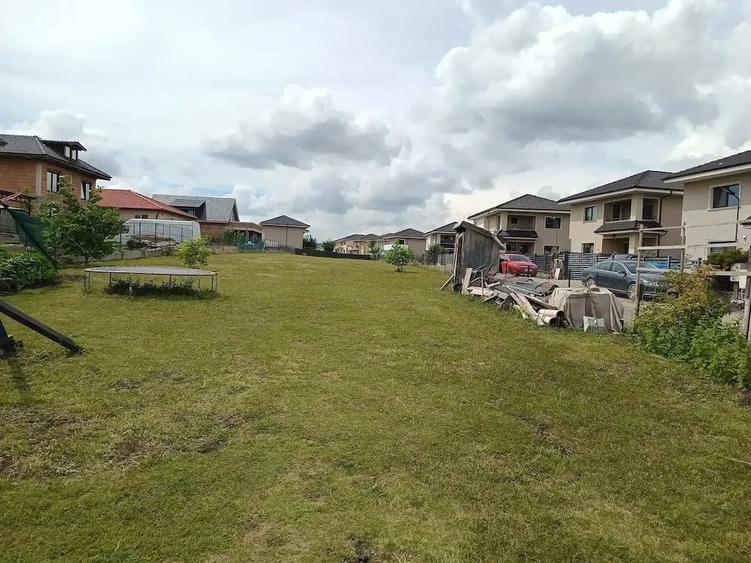 Teren de 500 mp, în Dezmir