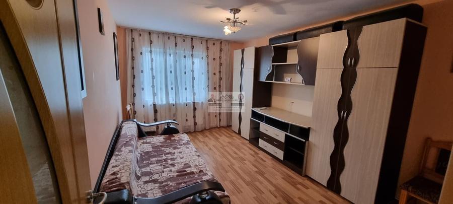 Garsonieră decomandată, mobilată în Est
