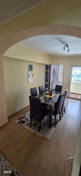 Apartament cu 3 camere decomandat în Prundu