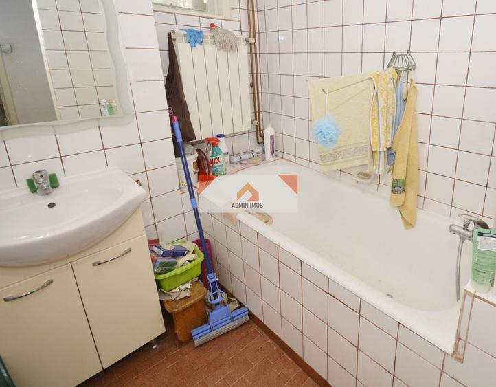 Apartament cu 3 camere semidecomandat în Dacia