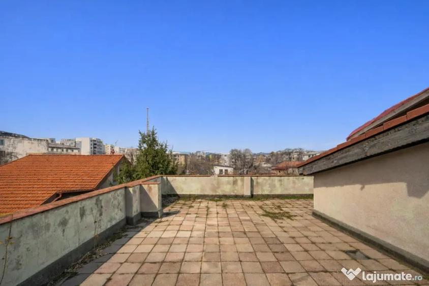 Casă cu 7 camere cu Teren 300 Mp în Uverturii