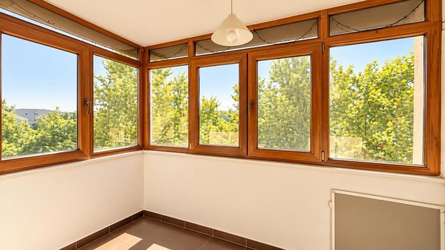 Apartament cu 3 camere semidecomandat, mobilat în Mihai Bravu