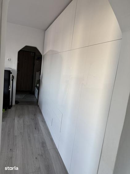 Apartament cu 3 camere semidecomandat în Mioriței