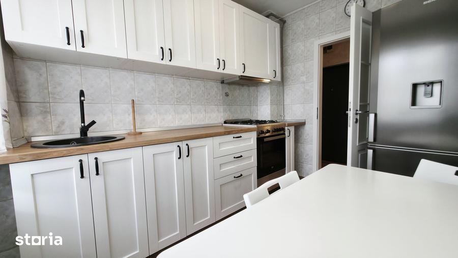 Apartament cu 3 camere semidecomandat în Podu Roș