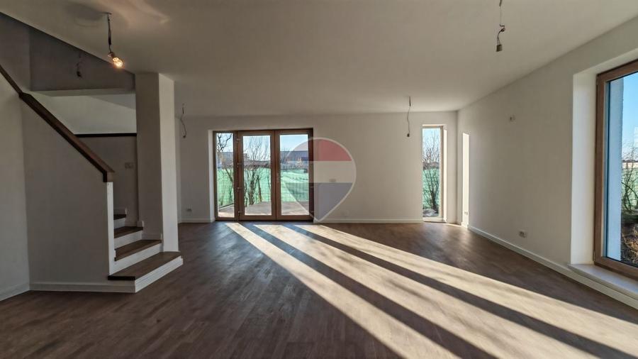 Duplex cu 4 camere cu Teren 250 Mp în Odăi