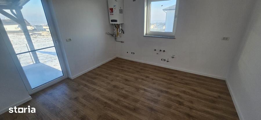 Casă cu 4 camere cu Teren 275 Mp în Ipotești
