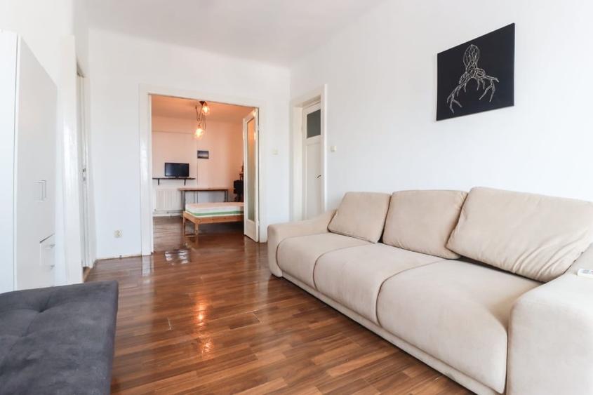 Apartament cu 3 camere semidecomandat, mobilat în P-ța Muncii