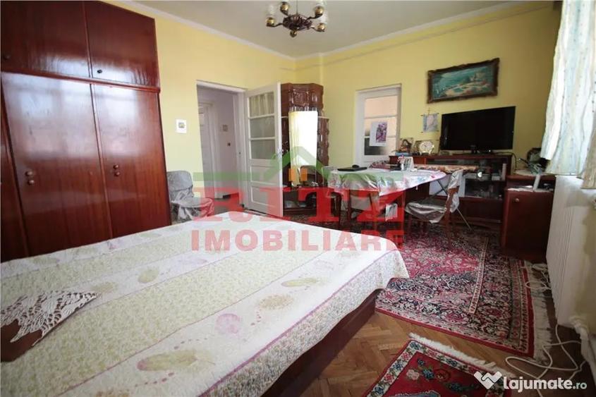 Casă cu 8 camere cu Teren 445 Mp în Orașul de Jos