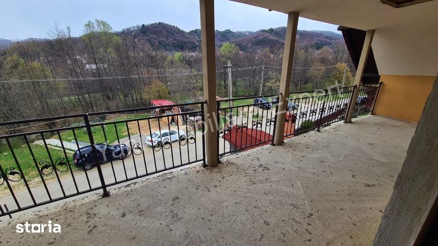 Casă cu 6 camere cu Teren 320 Mp în Corbeni