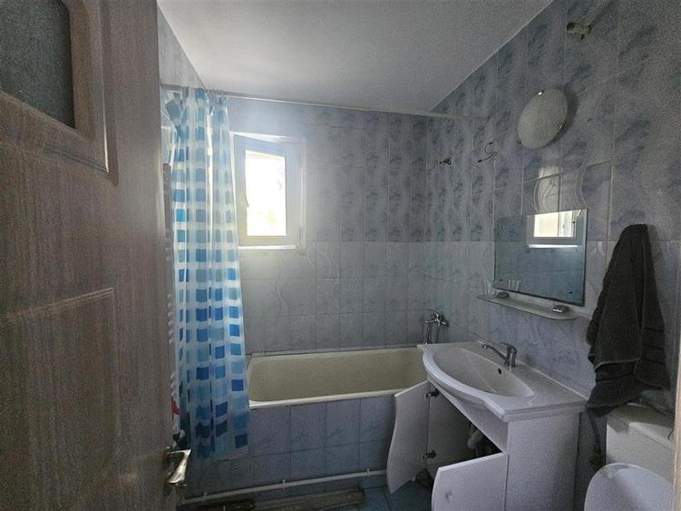 Apartament cu 3 camere semidecomandat în Tătărași