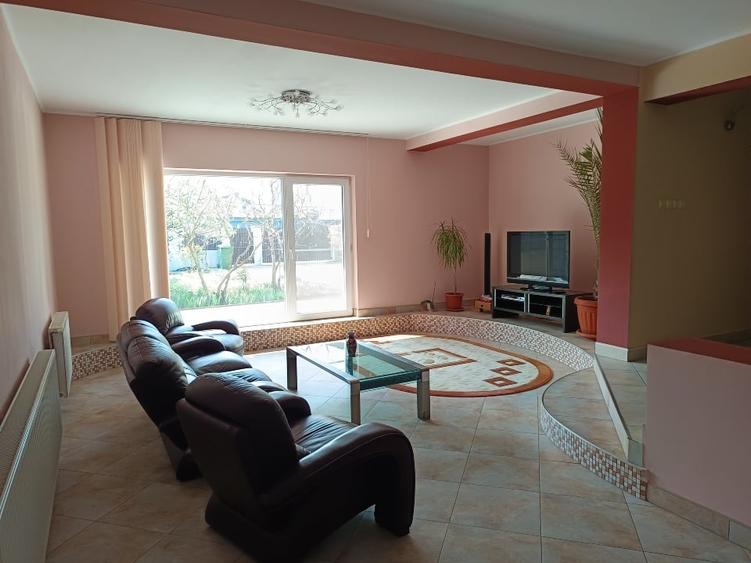 Casă individuală cu 10 camere cu Teren 1000 Mp în Central