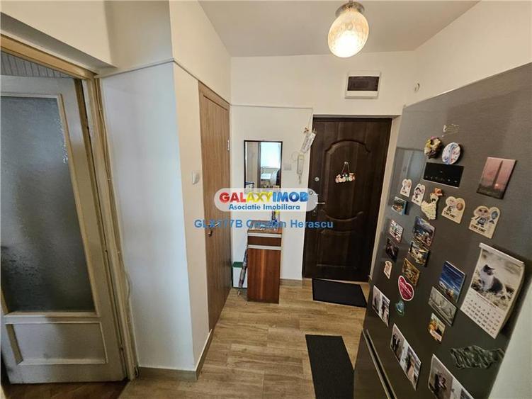 Apartament cu 3 camere semidecomandat, mobilat în Central