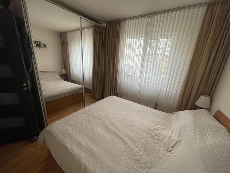 Apartament cu 3 camere semidecomandat, mobilat în Craiovița Nouă