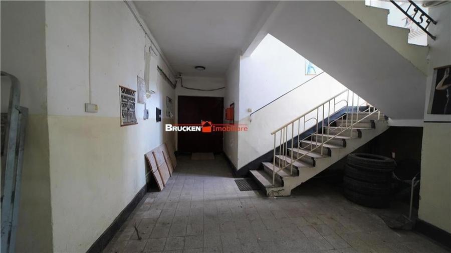 Spațiu comercial, de 1,500 mp, în Vașcău