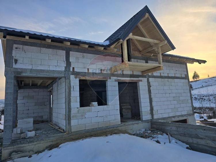 Casă cu 5 camere cu Teren 860 Mp în Dorna Candrenilor