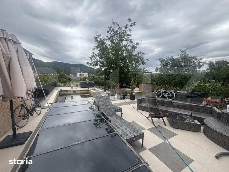 Casă cu 9 camere cu Teren 2200 Mp în Central