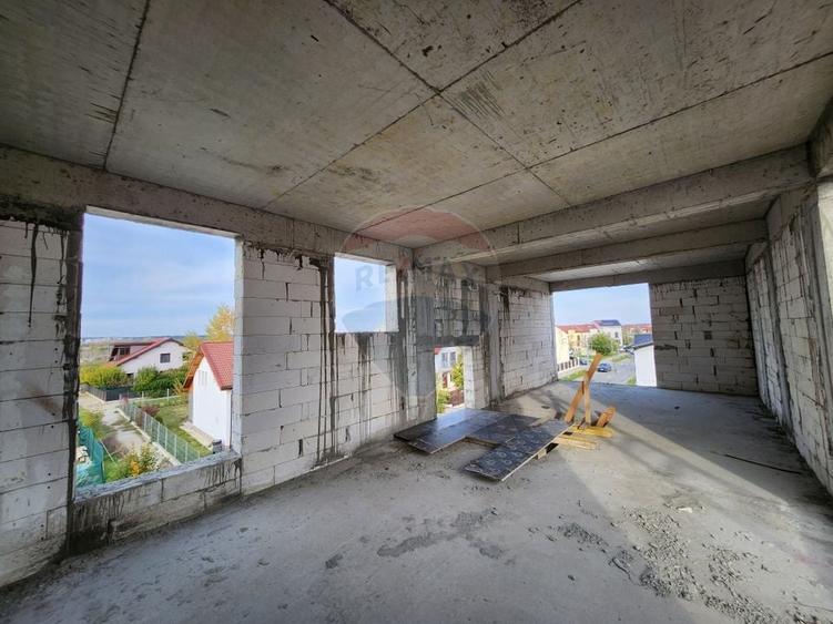 Casă individuală cu 5 camere cu Teren 389 Mp în Aviației