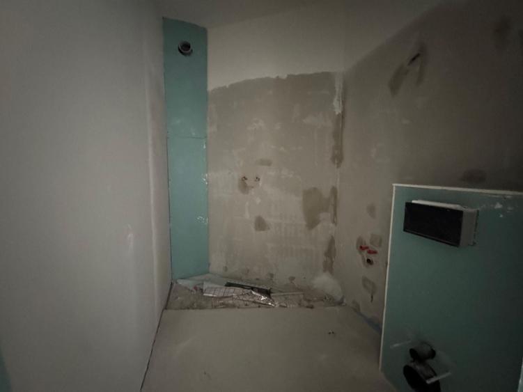 Apartament cu 3 camere semidecomandat în Plopi