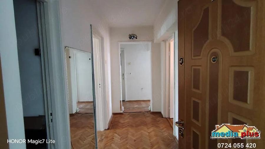 Apartament cu 3 camere decomandat în Piscu