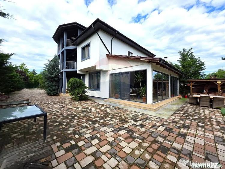 Casă cu 7 camere cu Teren 3200 Mp în Lipia