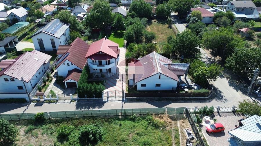 Casă individuală cu 4 camere cu Teren 608 Mp în Golești