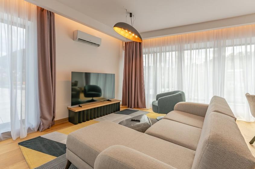 Apartament cu 4 camere decomandat, mobilat în Central