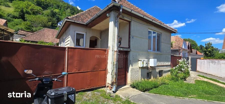 Casă cu 4 camere cu Teren 400 Mp în Central