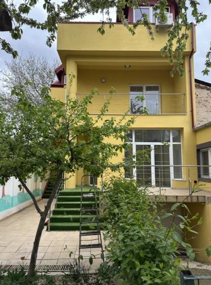 Casă individuală cu 7 camere cu Teren 365 Mp în Tineretului