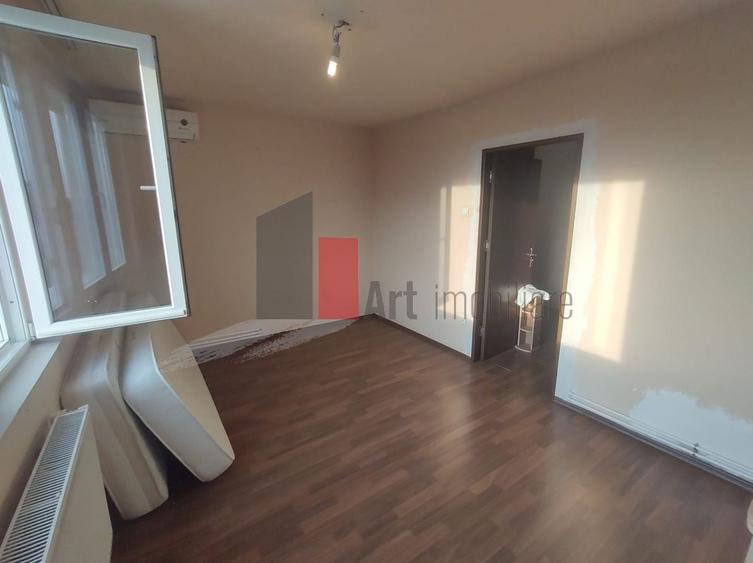 Apartament cu 3 camere semidecomandat în Alexandru Obregia