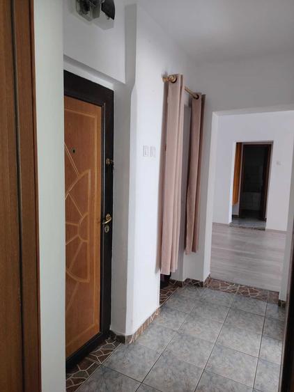 Apartament cu 3 camere semidecomandat, mobilat în Podu Roș
