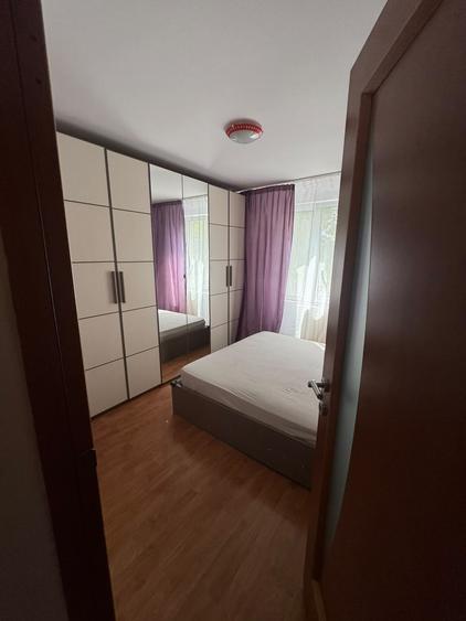 Apartament cu 3 camere semidecomandat în Berceni