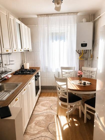 Apartament cu 3 camere semidecomandat, mobilat în 1 Mai