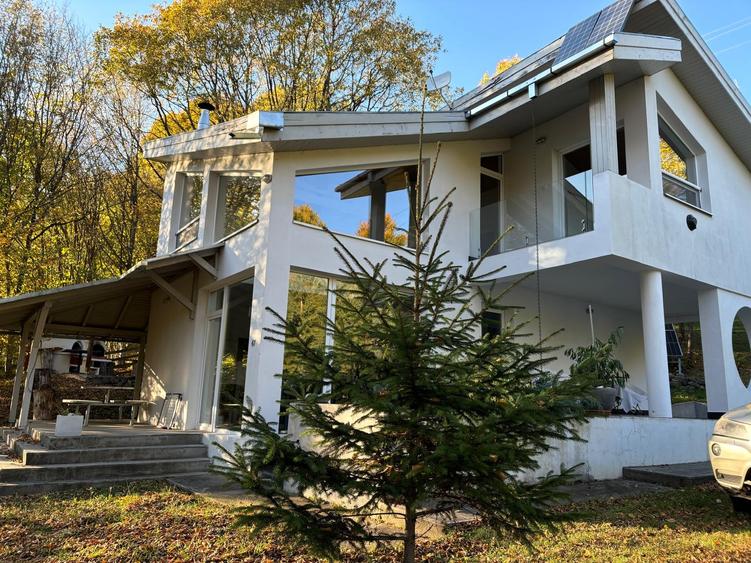 Casă cu 4 camere cu Garaj în Praid