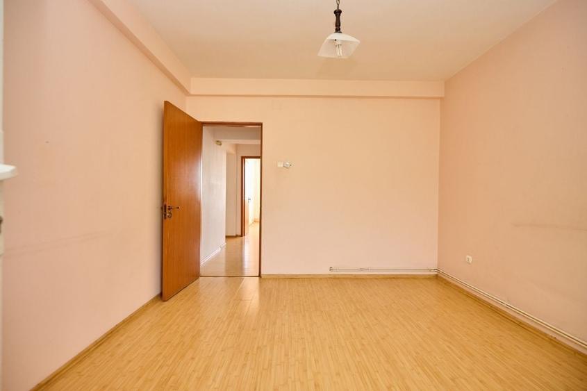 Apartament cu 4 camere decomandat în Craiovei