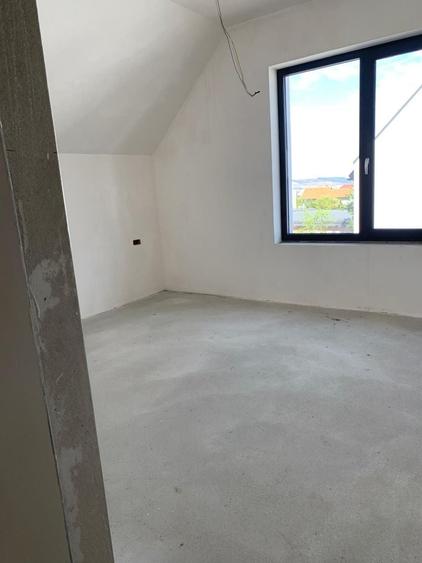 Duplex cu 4 camere cu Canalizare în Bună Ziua