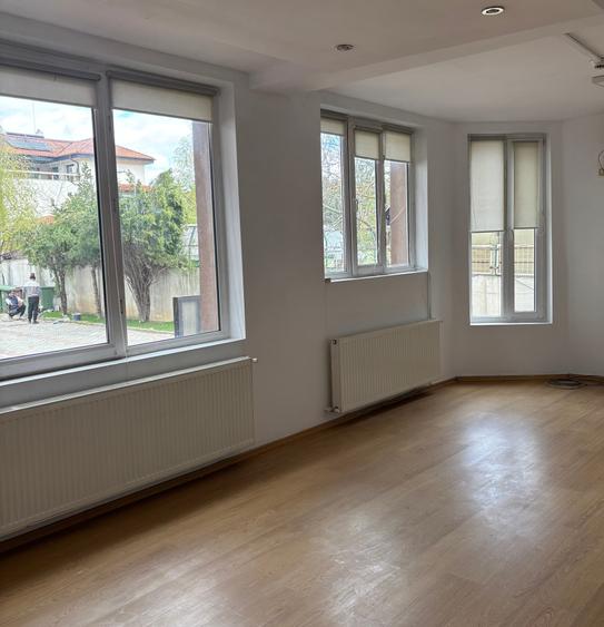 Casă individuală cu 12 camere cu Teren 520 Mp în Sisești