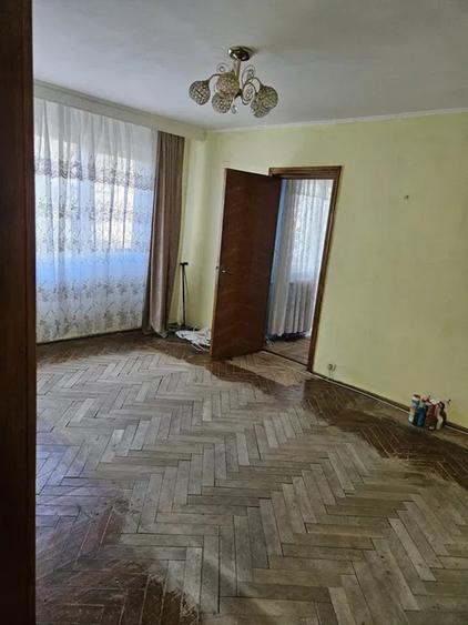 Apartament cu 3 camere semidecomandat în Km 4-5